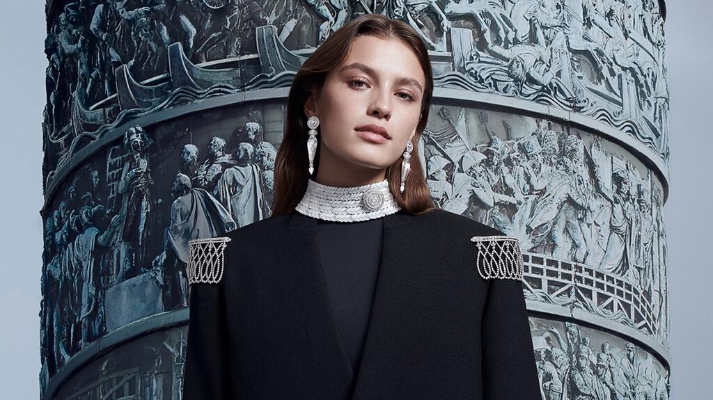 With “Les Epaulettes,” Boucheron’s artisans sought to sculpt white gold into a rendition of the traditional fabric bands worn on the shoulder to accentuate the shape of a garment. Boucheron Power of Couture epaulettes